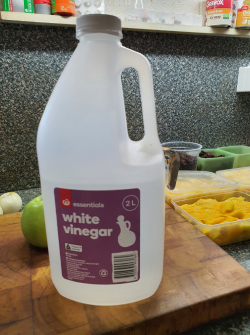 Picture of a bottle of white vinegar
